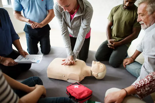 Formação em Suporte Básico de Vida: treino de compressões torácicas em manequim
